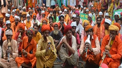 snake charmers played flute in Divisional Commissioner office and said We catch snakes Officer surprised