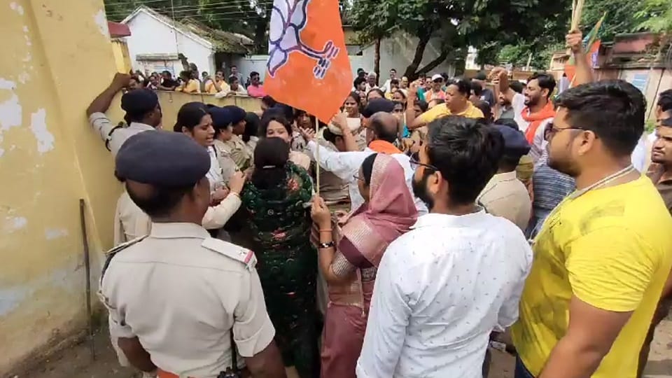 भाजपा महिला मोर्चा ने आबकारी गोदाम में लगाया ताला
