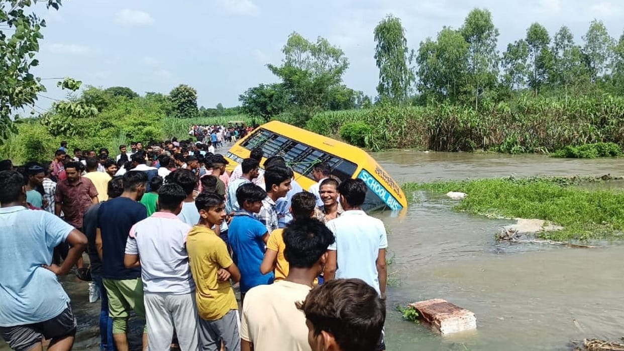 Bijnor: School bus fell into a drain in Nahtaur, children were frightened by accident