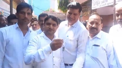 Baghpat: लाठीचार्ज के विरोध में सब रजिस्ट्रार कार्यालय पर तालाबंदी कर चाबी ले गए अधिवक्ता Baghpat: Advocates locked the sub-registrar office and took away the keys in protest against lathi charge