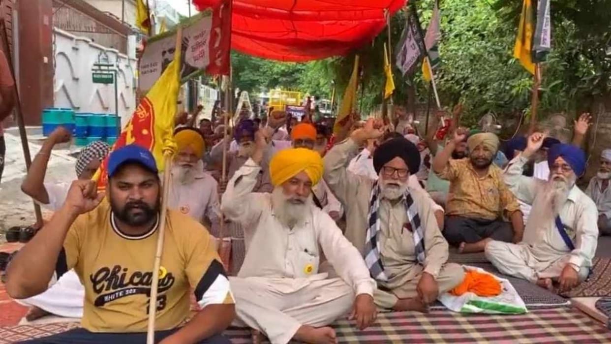 Farmers started protest outside residence of leaders in Punjab
