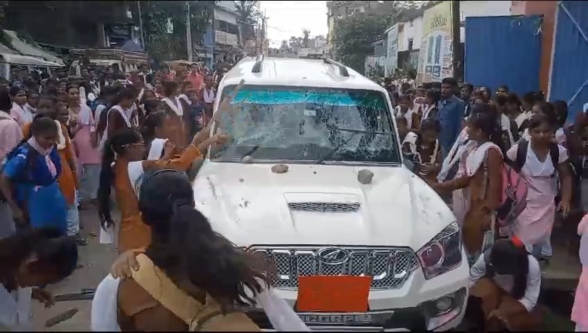 Students of Girls School in Vaishali Bihar created ruckus and also vandalised car of beo education department