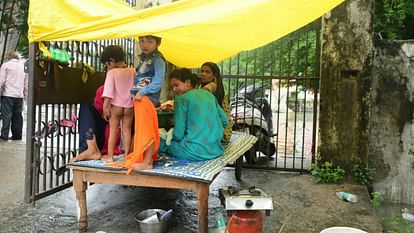 बाराबंकी में हाहाकार: मोहल्ले बने टापू, हर तरफ पानी ही पानी, लोग भूख प्यास से बेहाल, रेस्क्यू हुआ मुश्किल People are helpless in Barabanki, water logging every where in the city, rescue continue.
