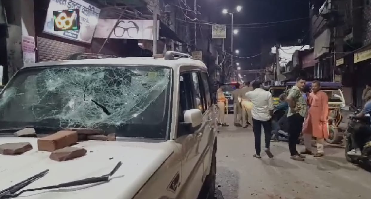 Stone pelting between two parties in dispute over transaction in Ghaziabad