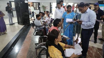 Indore: शादी के बाद अपनी परेशानी लेकर कलेक्टर के पास पहुंचे दिव्यांग दंपत्ति, तुरंत मिला खास उपहार Disabled couple approaches collector with their problems after marriage