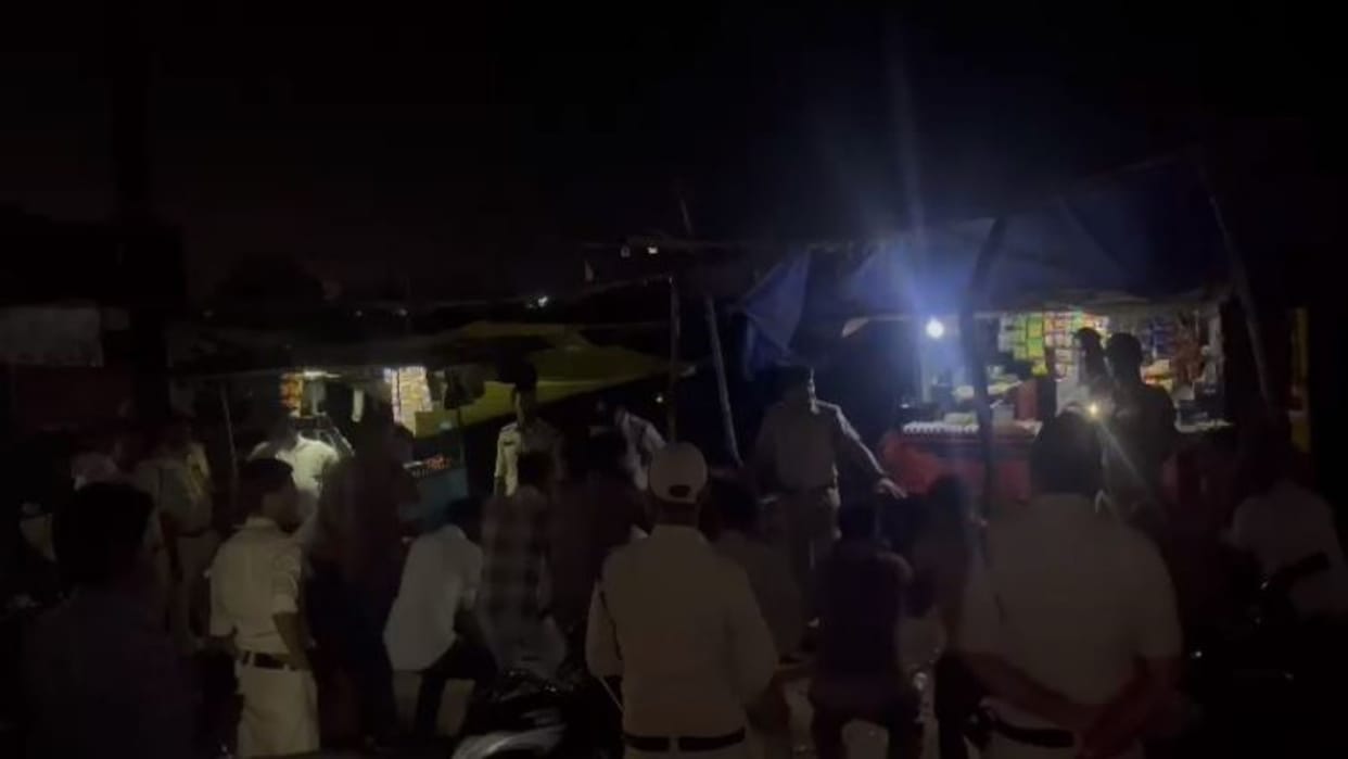 Katni News Kuthla police station in-charge organized a sit-up meeting with the people who were loitering