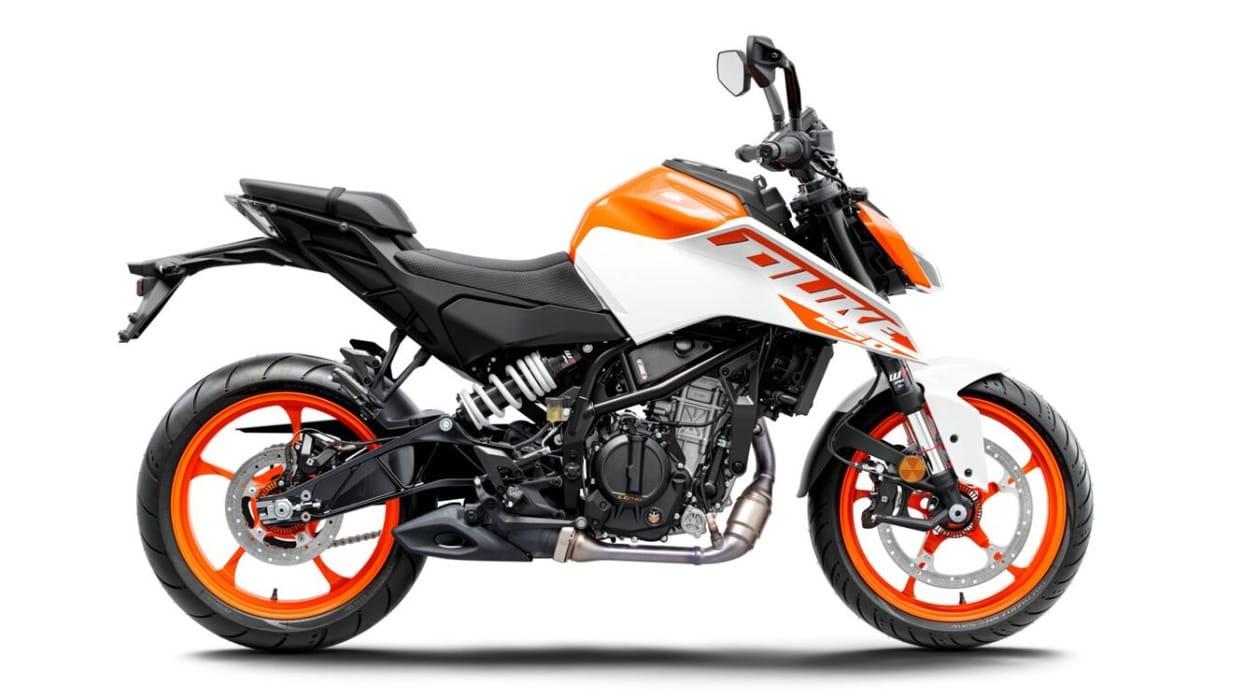 comparison between two 250 cc naked bikes, know the details of engine and features