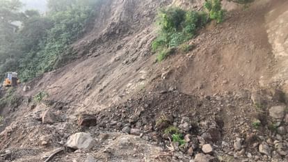 Mussoorie Landslide: मसूरी बैंड के पास भारी भूस्खलन, हाईवे बंद होने से लगी वाहनों की कतार