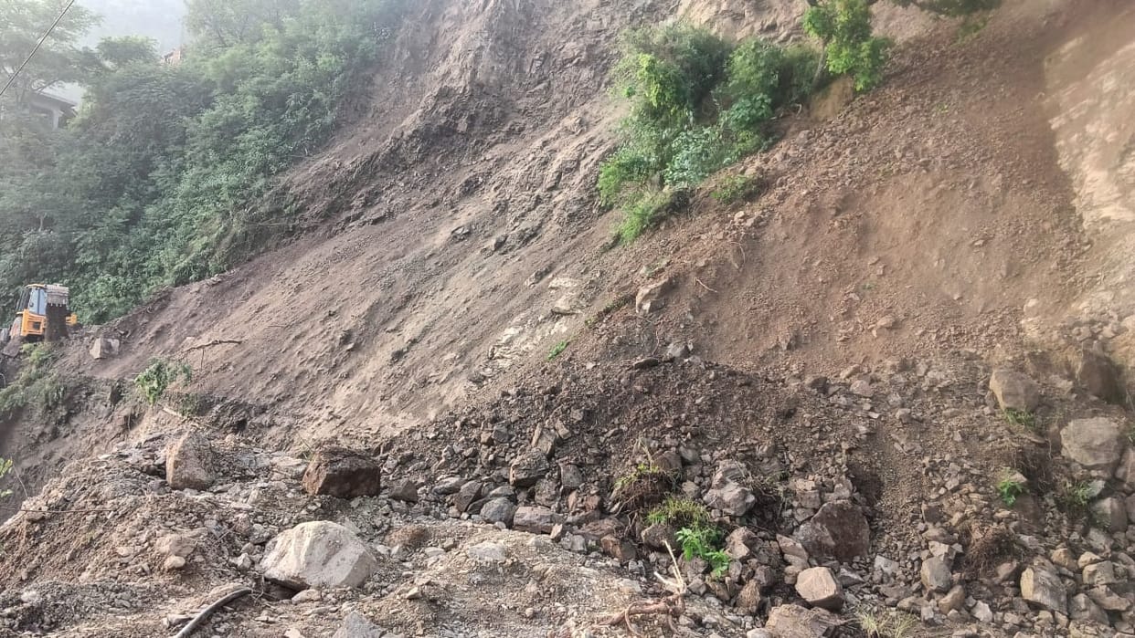 Landslide causes cave-in on NH-10, traffic disrupted between Sikkim, Bengal