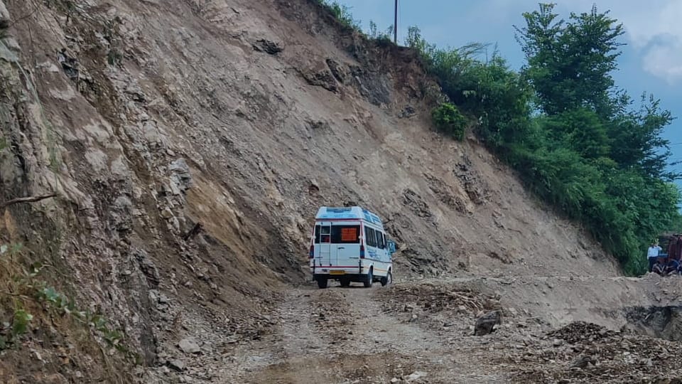 Mussoorie Weather News National Highway Closed after Heavy landslide Many Vehicles Stuck