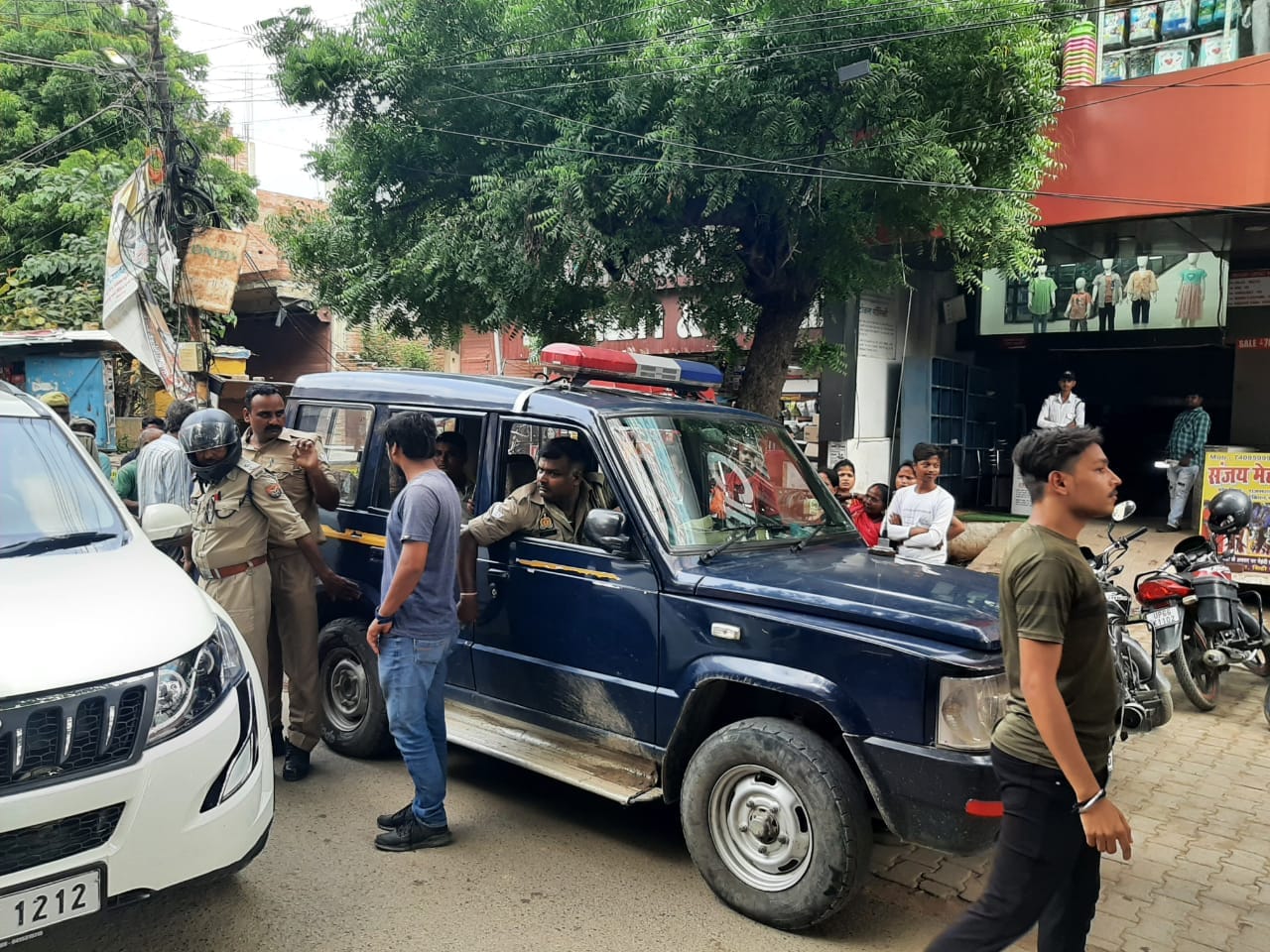 Cash van robbery incident captured on camera rapid firing created chaos in mirzapur city