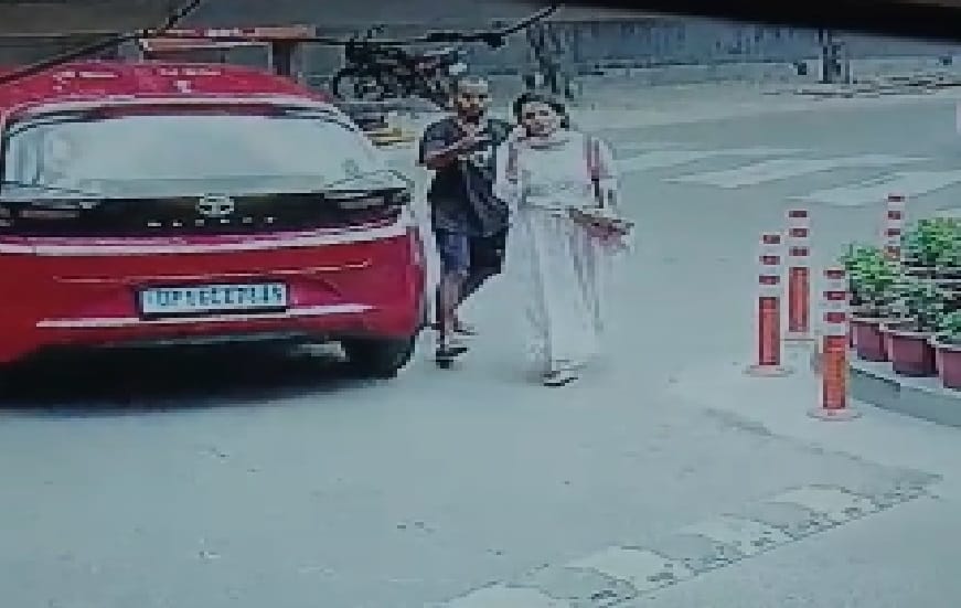 miscreant stole chain from woman neck in Noida