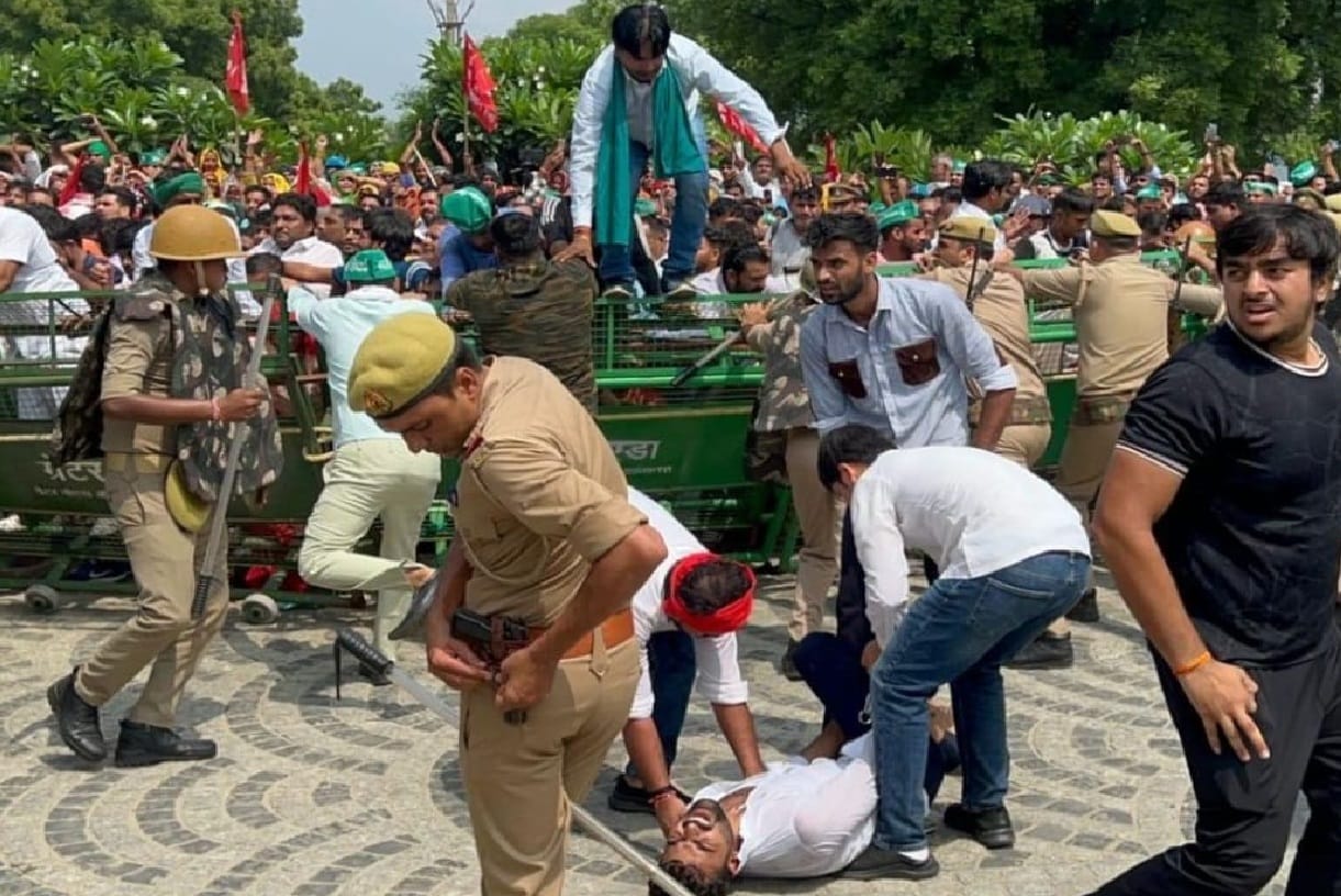 Farmers occupy both the gates of Greater Noida Authority