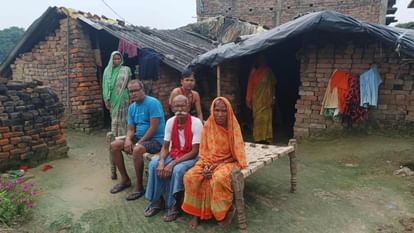 महिला ने डीएम से लगाई गुहार: साहब मैं गरीब हूं....रकम नहीं देने पर सूची से कटवा दिया नाम Name removed from list for not paying amount in maharajganj