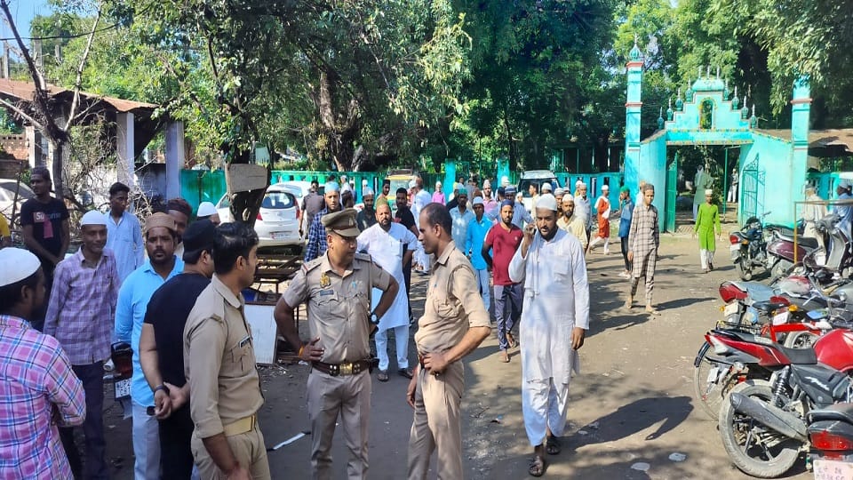 Uproar over parking of vehicles outside the cemetery in Bareilly