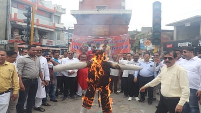 Traders protest against online business in Shahjahanpur