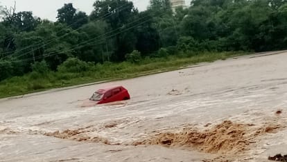 J&K Weather: पुरमंडल में बाढ़ में फंसी कार, बाल-बाल बची कार सवार शिक्षिका, रामबन में भूस्खलन, चार की मौत jammu kashmir Weather: Car trapped in flood in Purmandal teacher in car narrowly escaped landslide in Ramban f