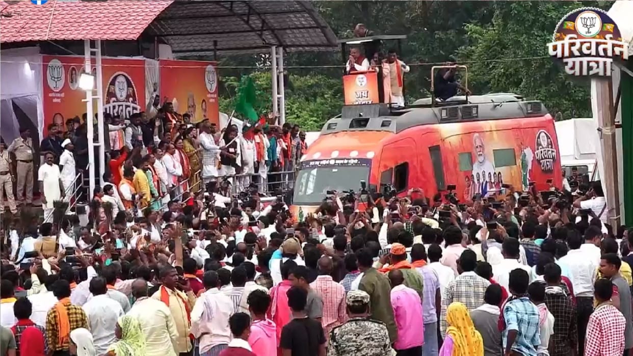 BJP Parivartan Yatra started from Dantewada: Om Mathur left; Raman, Sav, Chandel greeted from chariot