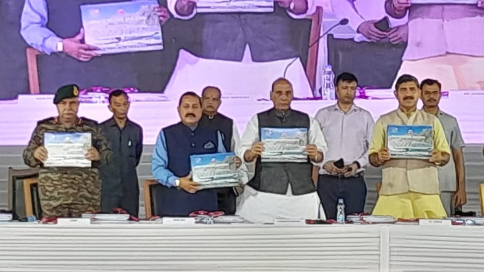 Defense Minister Rajnath Singh arrives in Jammu to inaugurate projects developed by BRO
