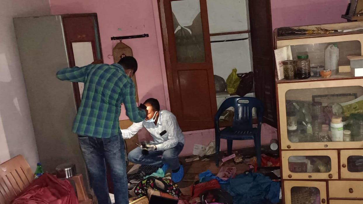 Such an incident of robbery had never happened in broad daylight in Basti city.