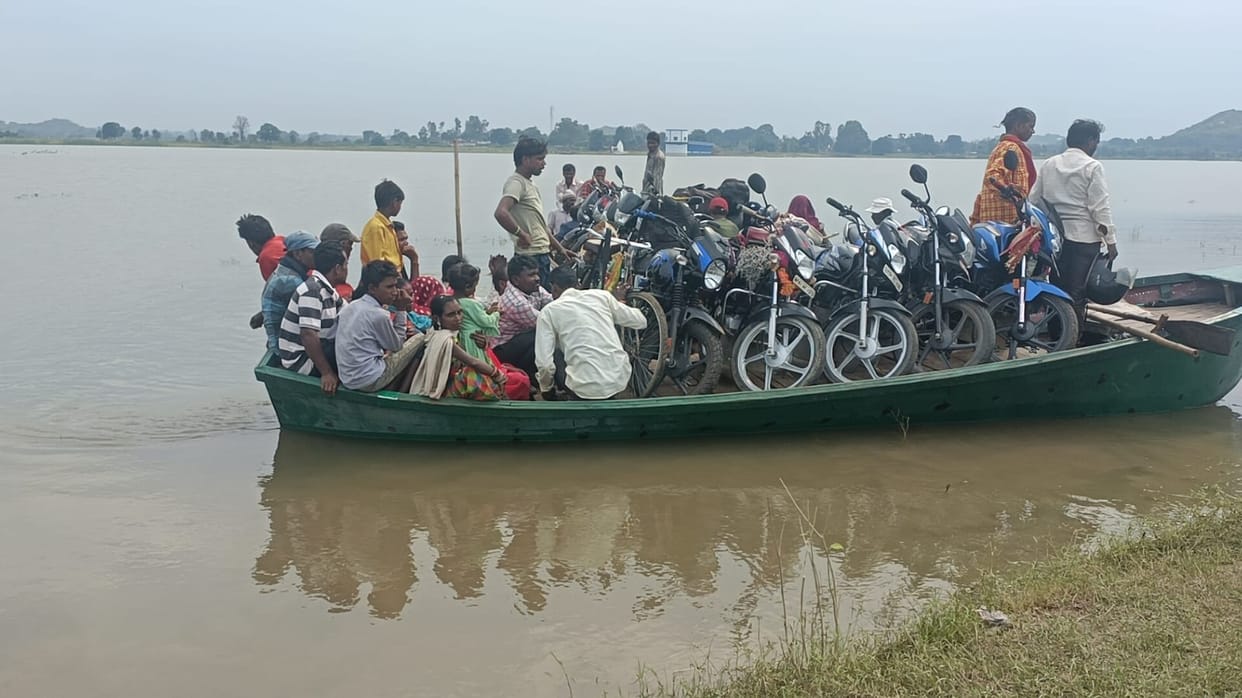Shahdol: Bridge worth Rs 112 crore is Sanctioned, yet villagers are forced to cross the river on boat