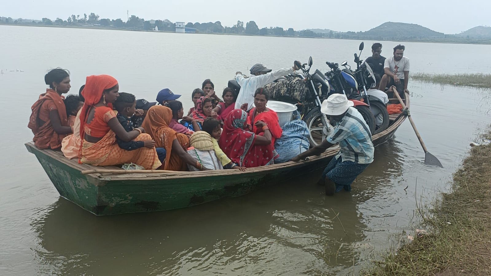 Shahdol: Bridge worth Rs 112 crore is Sanctioned, yet villagers are forced to cross the river on boat