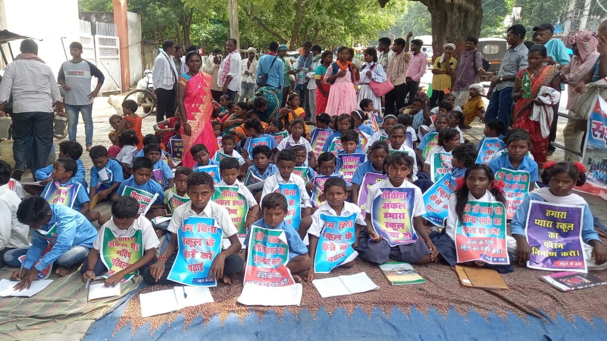 There is no school building in Jamui, children started their studies sitting on roadside; Nitish Kumar