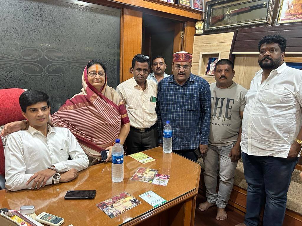 MLA Malini Gaur handed over a check of Rs 2.5 lakh to the son of late BJP leader Umesh Sharma.