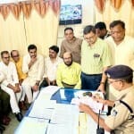 कमलनाथ के पोस्टर के विरोध में हबीबगंज थाने पहुंचे कांग्रेसी।