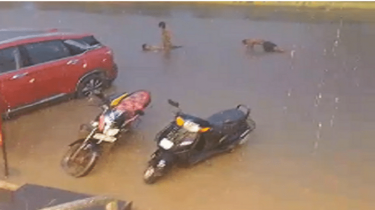 Weather Update: रायपुर में झमाझम बारिश, निचले इलाकों में भर पानी; सड़कें बनीं तालाब