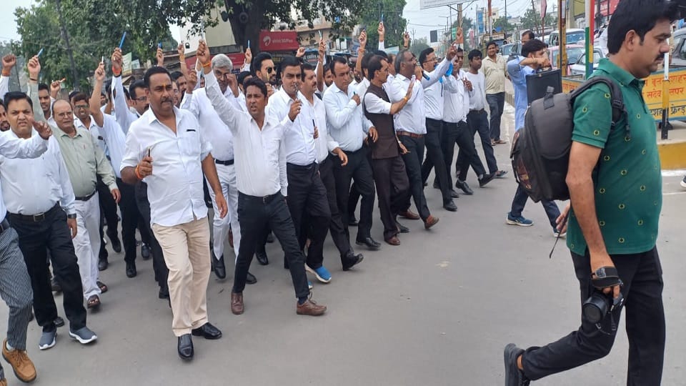 Lathi charge on lawyers Advocates protested by forming a human chain