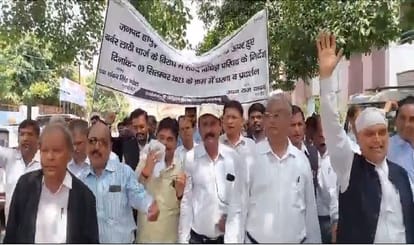 Advocates of Central Bar and District Bar Association staged protest in azamgarh for hapur case