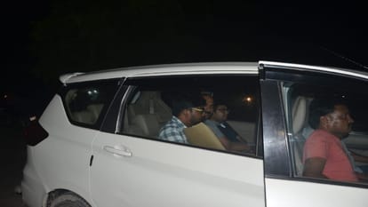 UP: दो दिनों से सीबीआई ने जमाया था डेरा... ठेकेदार बनकर टीम ने की थी अफसर से मुलाकात, 2.61 करोड़ रुपये बरामद CBI arrested Principal Chief Material Manager KC Joshi while taking bribe After two days of investigation