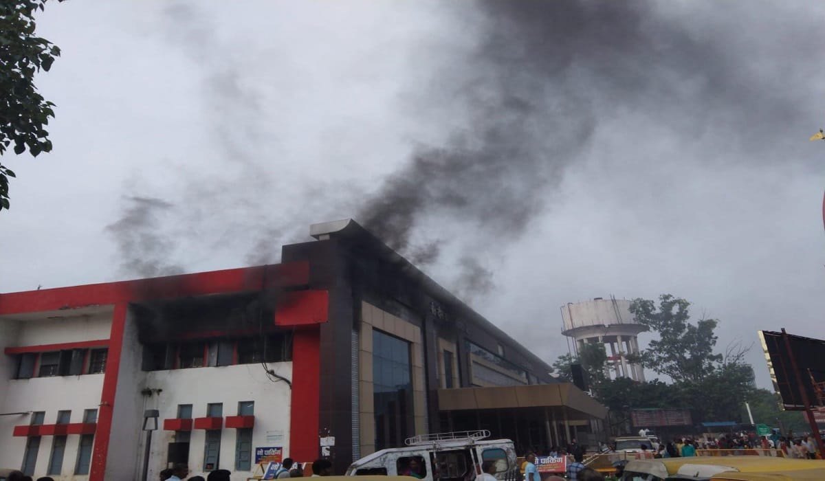 PDDU Nagar junction main building caught fire There was chaos due to flame and smoke