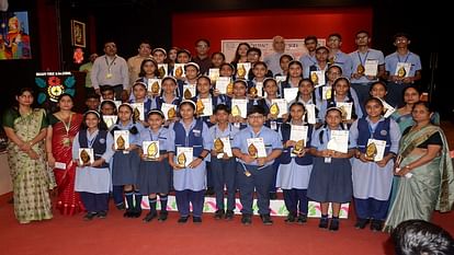 12 students got Hindi merit award on Hindi Day