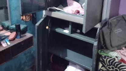 thieves broke the lock of a locked house and stole cash jewellery in shahjahanpur