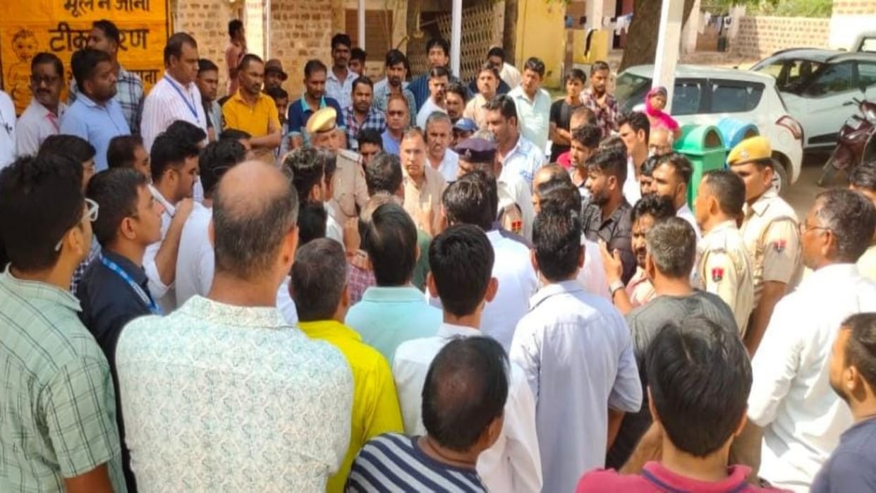 Jaisalmer Policeman slapped Ramdevra medical in-charge all medical posts and hospitals closed in protest