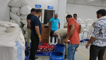 Haryana: रोहतक में मुख्यमंत्री उड़नदस्ते की बड़ी कार्रवाई, कूरियर से गुजरात भेजी जा रही शराब पकड़ी Haryana: Chief Minister flying squad caught liquor being sent through courier to Gujarat from Rohtak