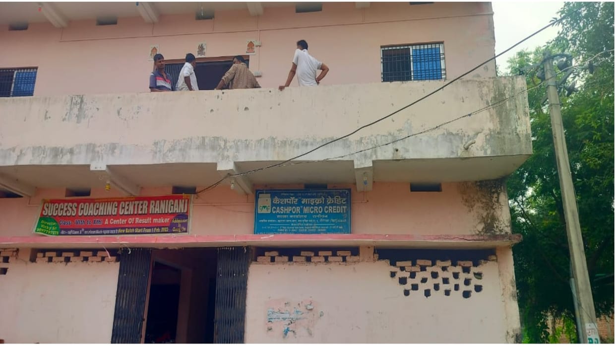 Gaya Miscreants looted around eight lakh rupees from Micro Credit Bank in broad daylight