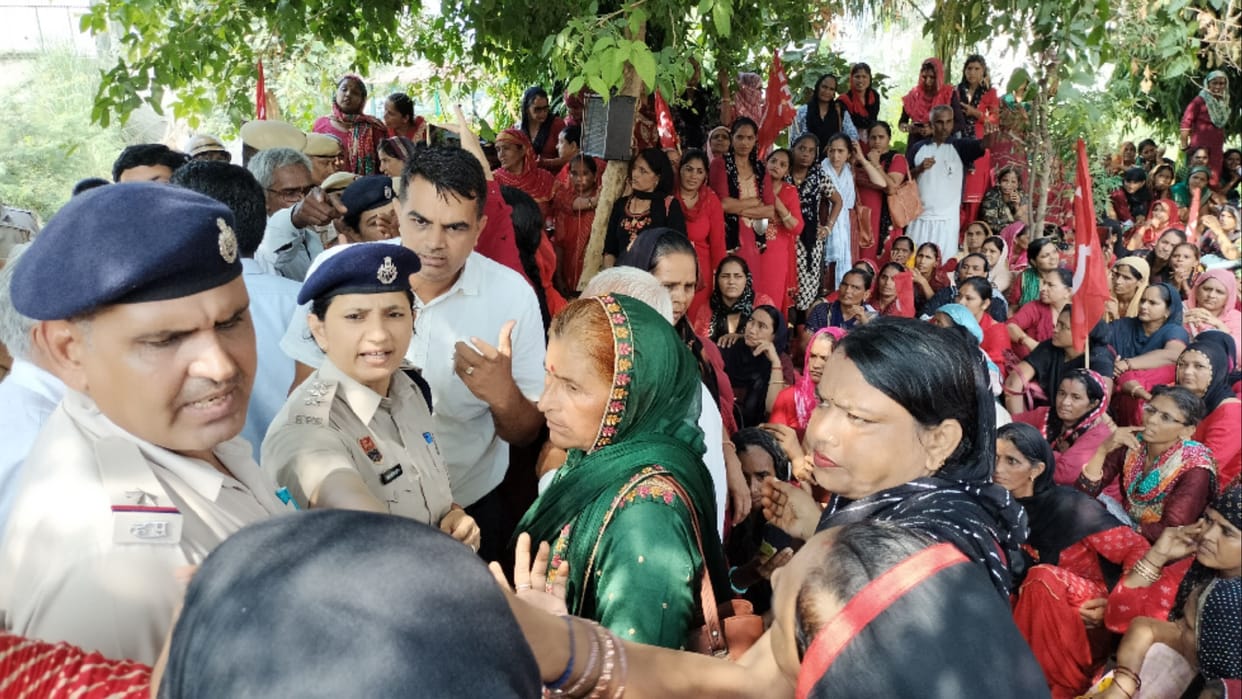 Asha worker in Bhiwani accused policeman of making obscene gesture