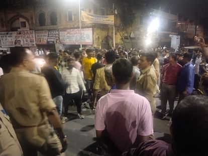 लखनऊ: अपार्टमेंट के अंदर से निकली कार ने बच्ची को कुचला, गिरफ्तारी की मांग को लेकर शव रखकर प्रदर्शन Lucknow: Car coming from inside the apartment crushed the girl, death