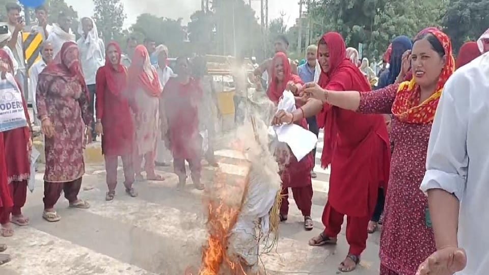 Women burnt effigy of Chief Minister in CM adopted village Kyodak In Kaithal, blocked Hisar Chandigarh road