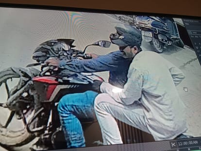 Mirzapur robbery case No clue even after 50 hours RS one lakh reward on criminal information