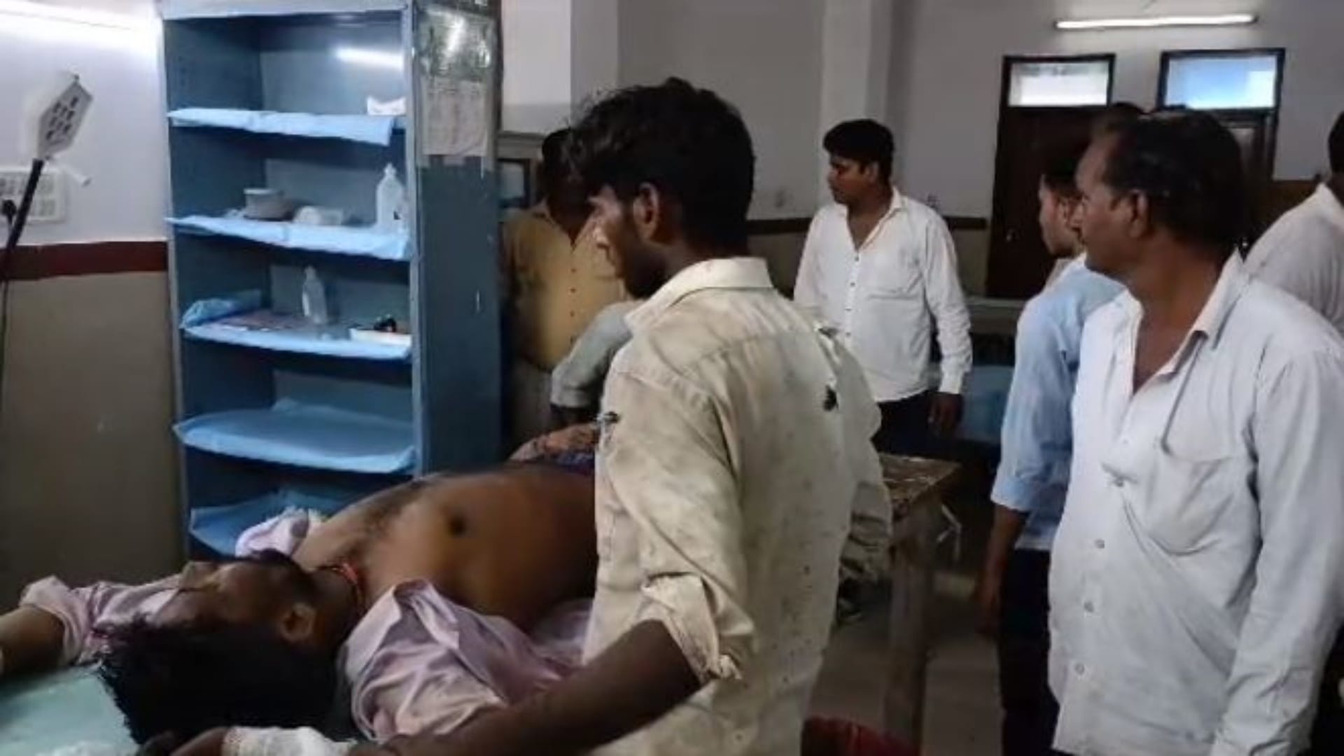 घायल का इलाज जारी