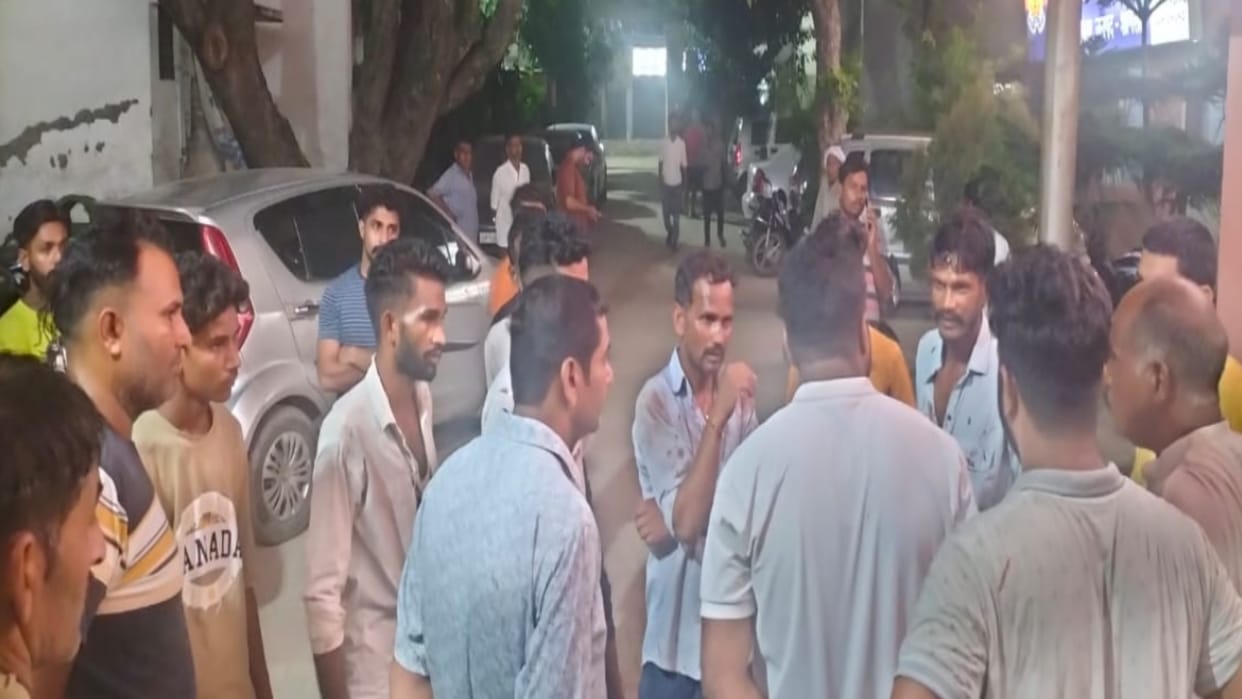 Fight between two sides because of sprinkled dirty water and four people injured in Shamli