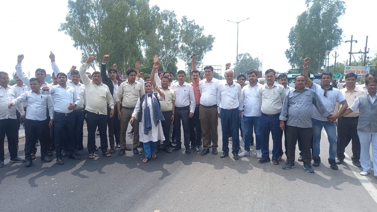 Baghpat: Protest against lathi charge, advocates formed human chain on National Highway