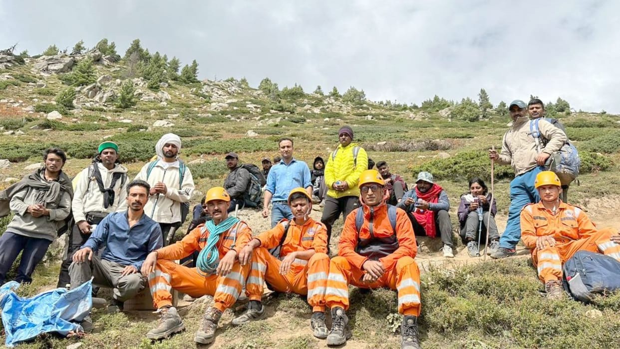 Devotee Dies During Kinnaur Kailash Yatra 21 People stuck in Parvati Kund