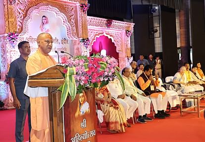 Indore: यूपी के मुख्यमंत्री योगी आदित्यनाथ बोले- अब यूपी का युवा अपनी पहचान नहीं छुपाता UP Chief Minister Yogi Adityanath said - Now the youth of UP do not hide their identity.