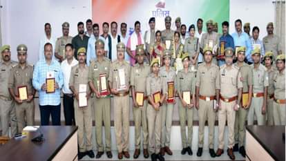 उत्कृष्ट कार्य करने वाले पुलिस अधिकारियों और कर्मचारियों को सम्मानित किया गया।
