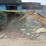 रेलवे विभाग ने बुलडोजर चलाकर की कार्रवाई।